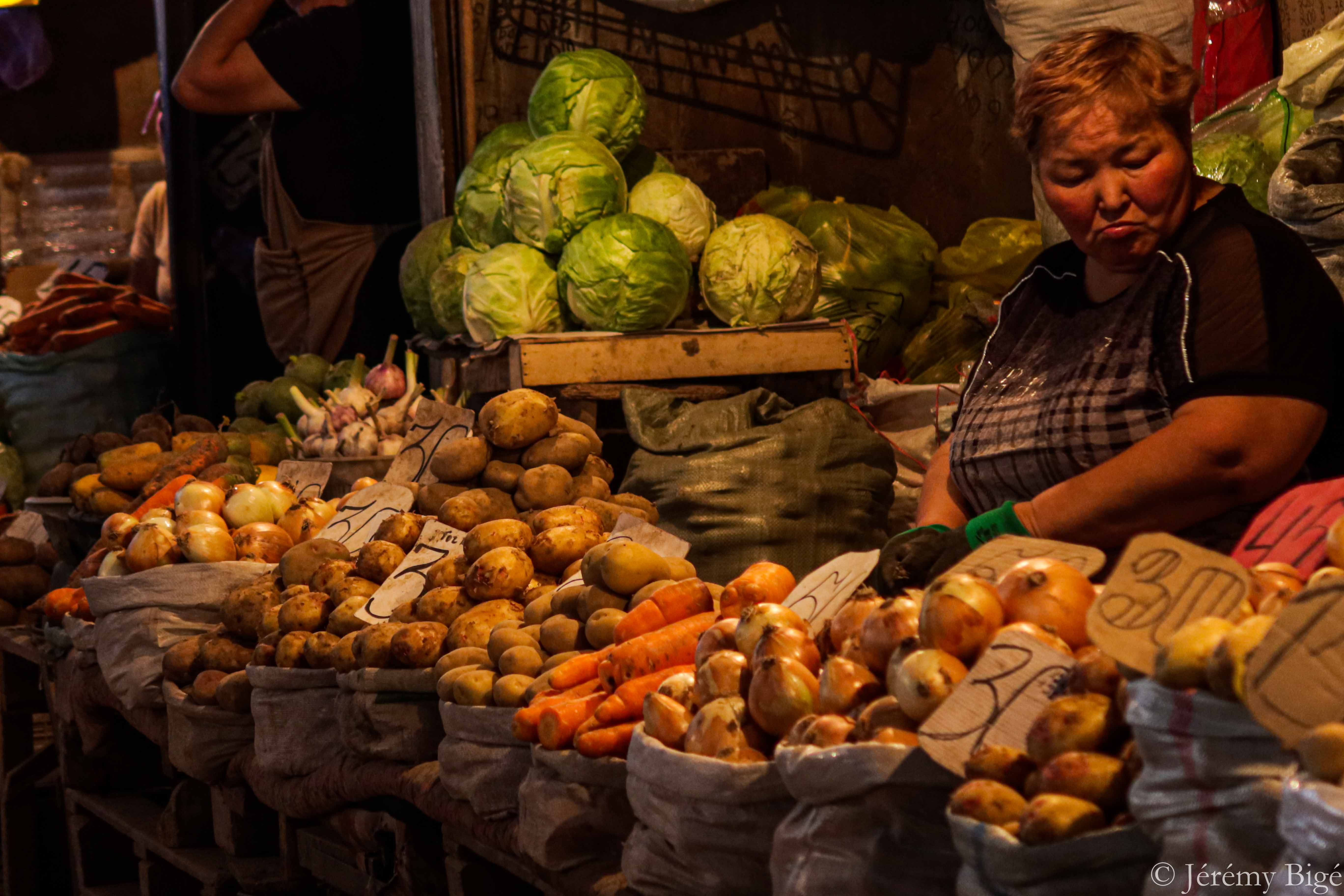 Vendeuse de légume au bazar d'Osh à Bishkek.