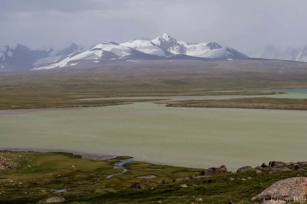 Plateau d'Ara Bel au Kirghizistan, non loin de la mine de Kumtor durant ma traversée de l'Asie Centrale à pied.