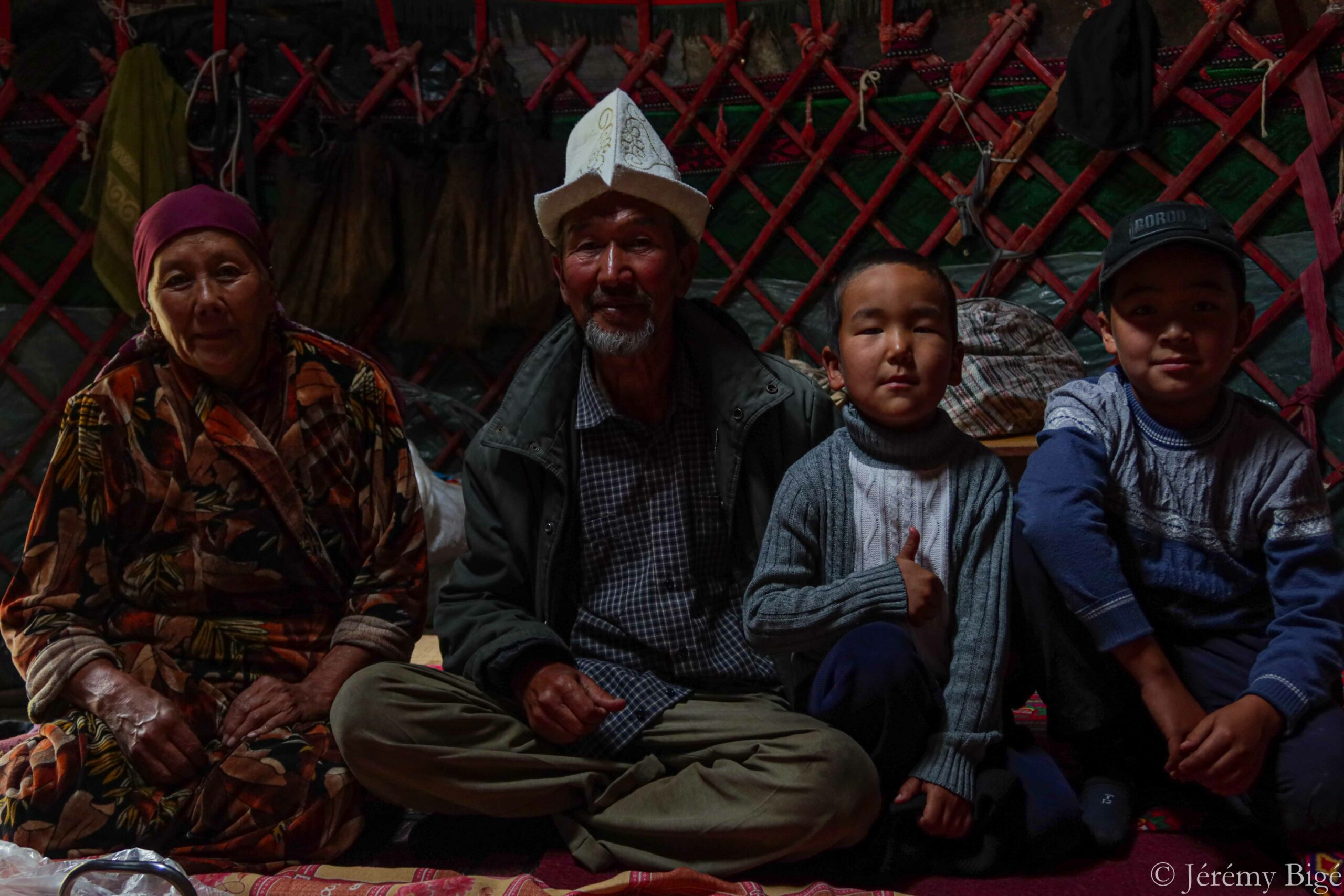 Famille sous la yourte dans les monts Ferghana durant ma traversée de l'Asie Centrale à pied.