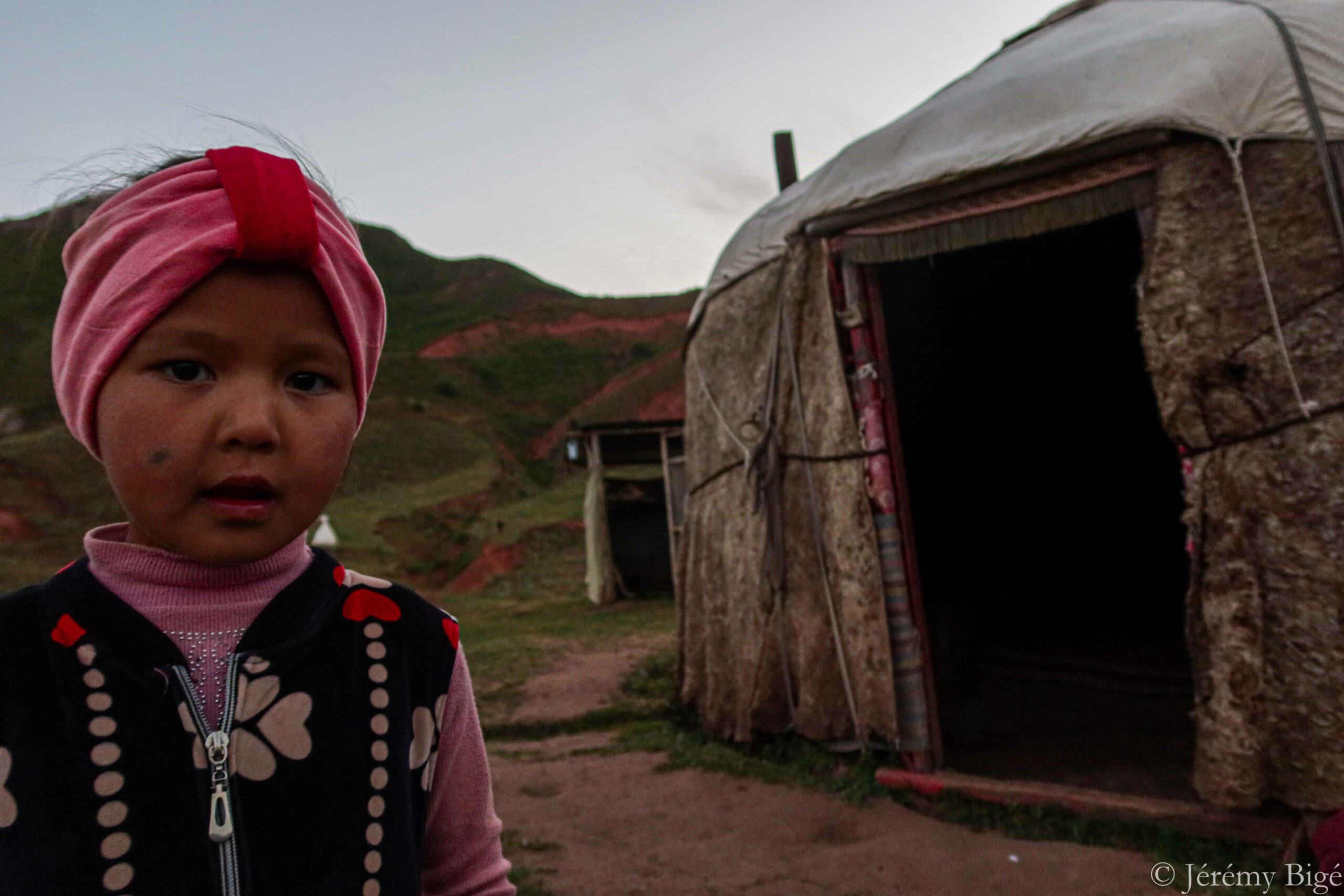 Petite nomade Kirghize à un jailoo près de Gulcho durant ma traversée de l'Asie Centrale à pied.