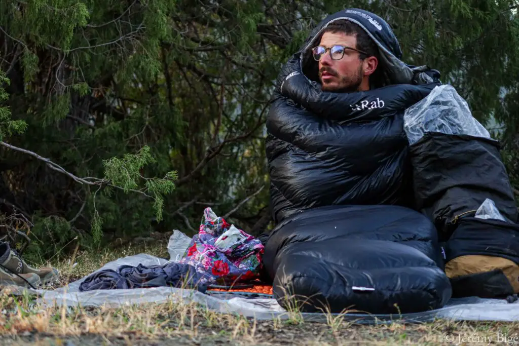 Bivouac dans l'Alaï kirghize avec mon rab Mythic Ultra 360 durant ma traversée de l'Asie Centrale à pied.