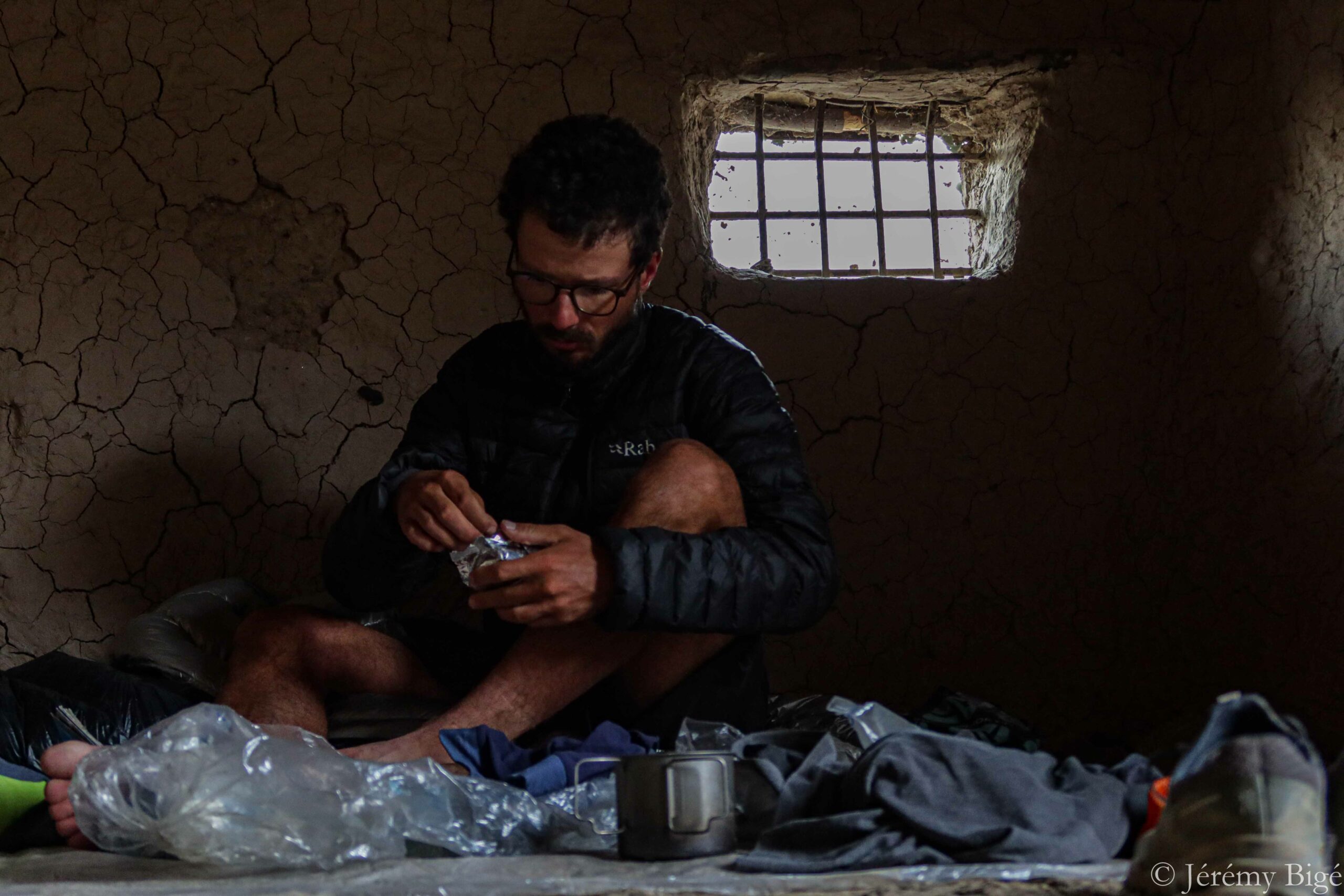 Nuit dans une maison abandonnée dans la vallée de Rasht durant ma traversée de l'Asie Centrale à pied.