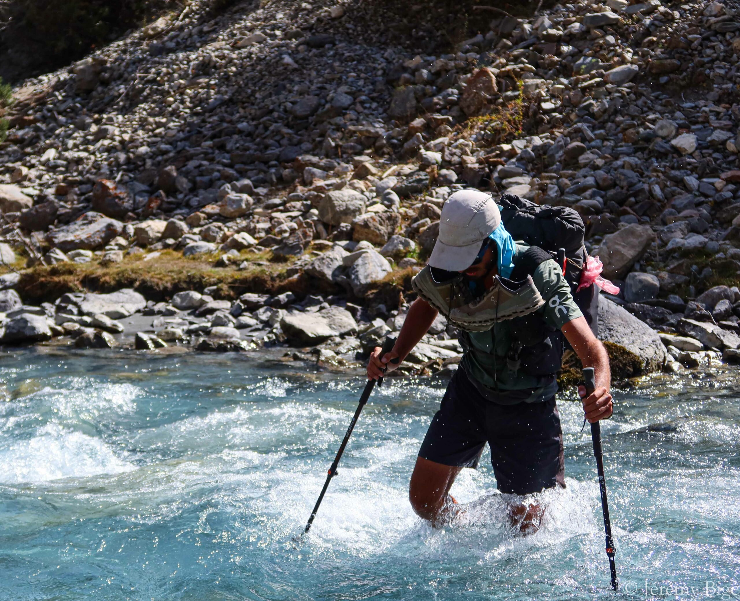 Traversée d'une rivière à gué dans la vallée de Zeravchan