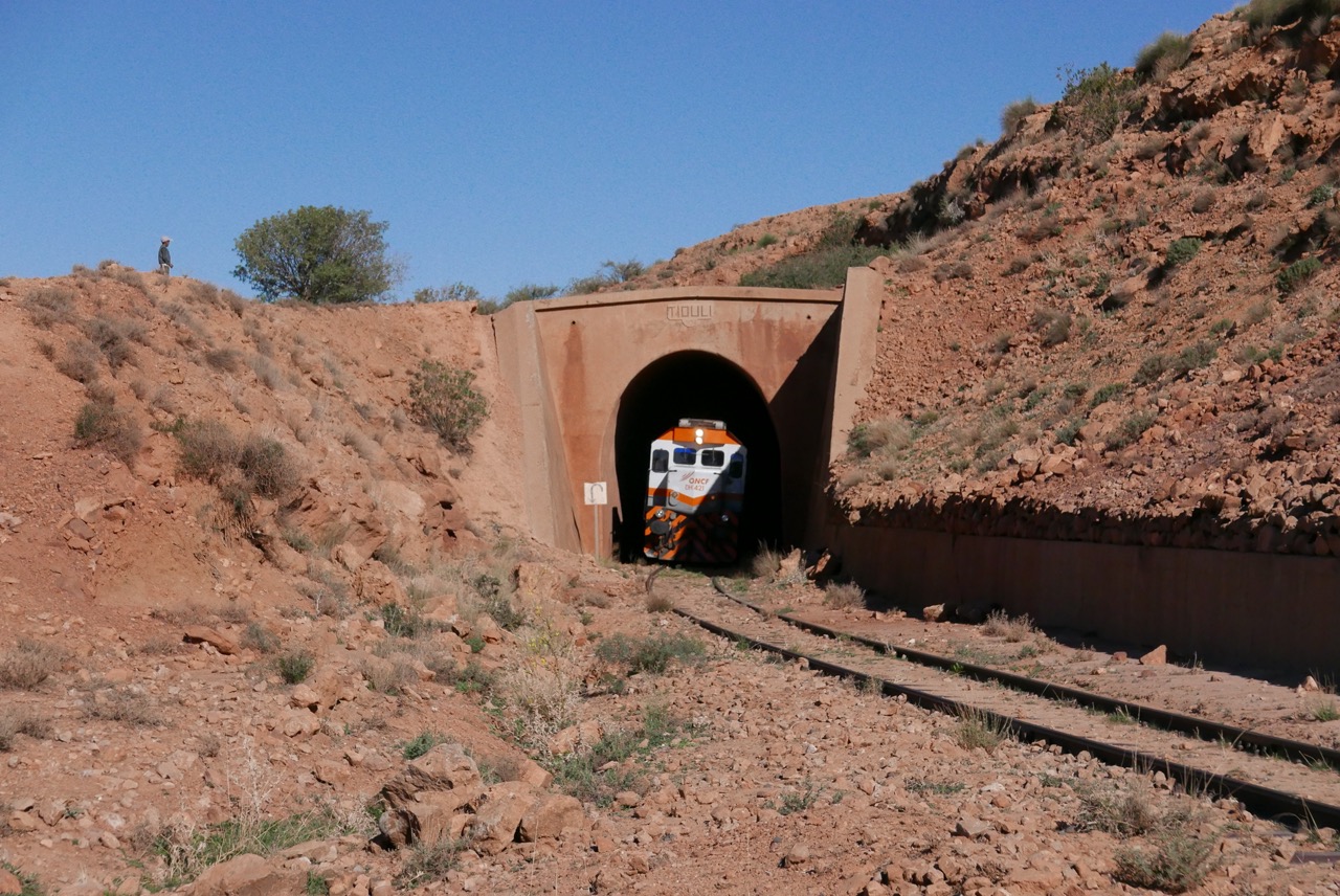 Le train du désert dans le tunnel de Tiouli au Maroc