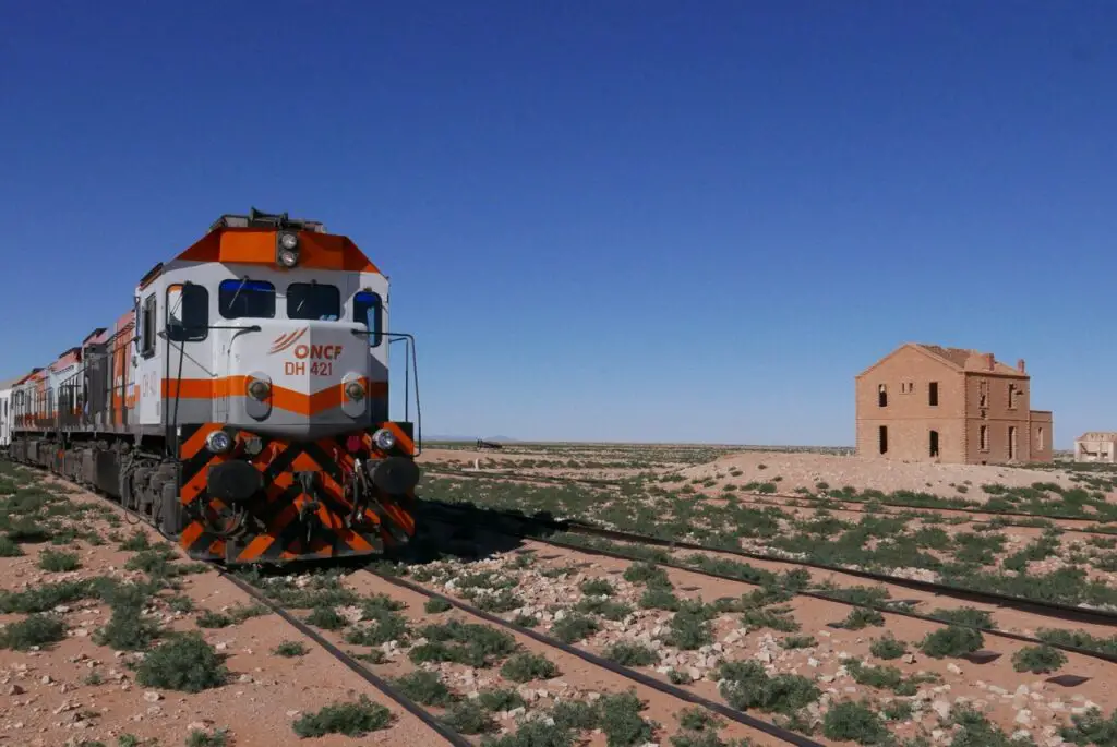 Le train du désert sillonant des paysages marocain