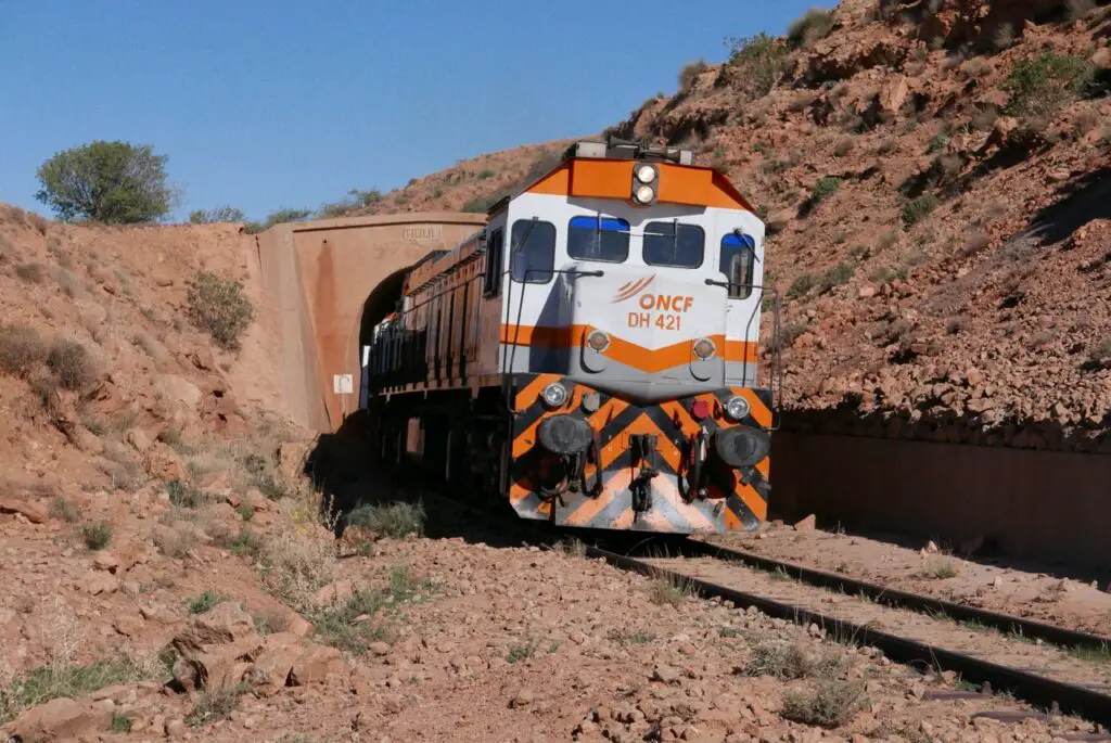 le train du désert sortant du tunnel de Tiouli