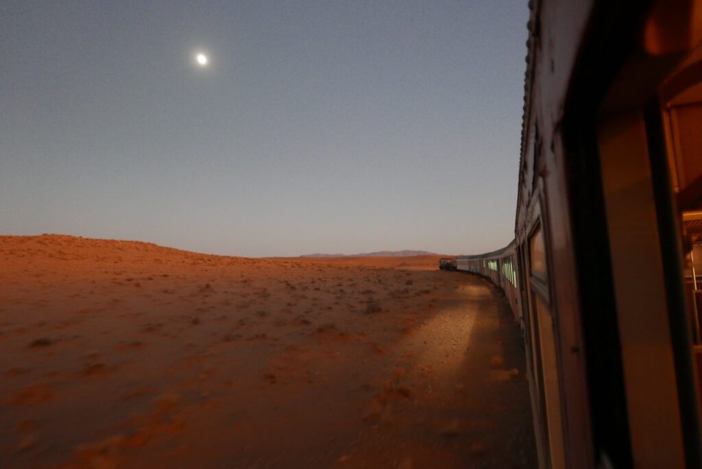 Le train du désert sous la lune au Maroc