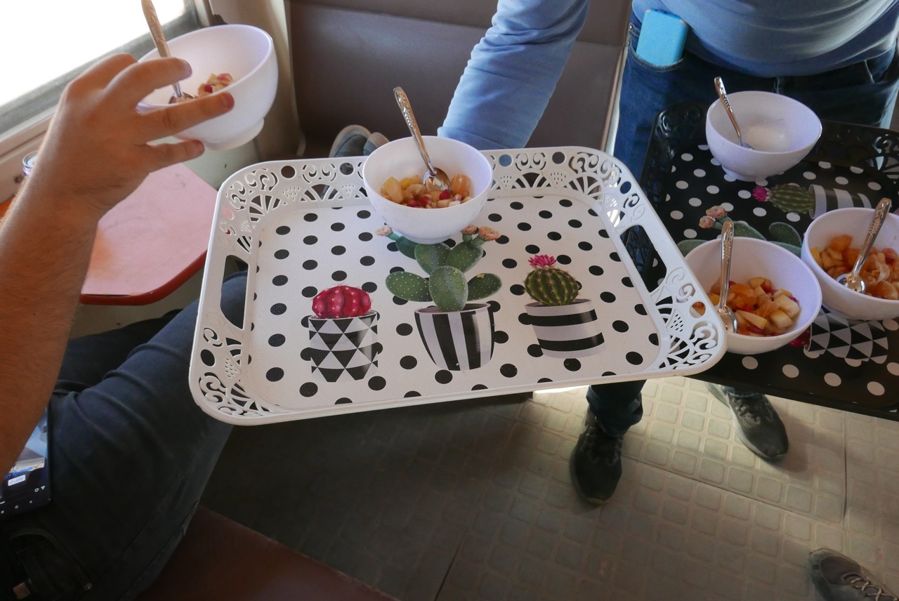 Livraison de salade de fruits marocaines fraiches dans le train du désert