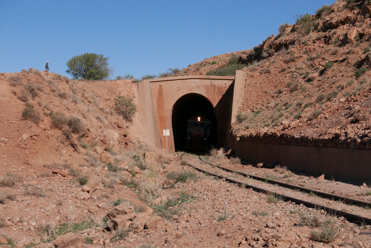 L'oriental désert expres dans le tunnel de Tiouli au Maroc
