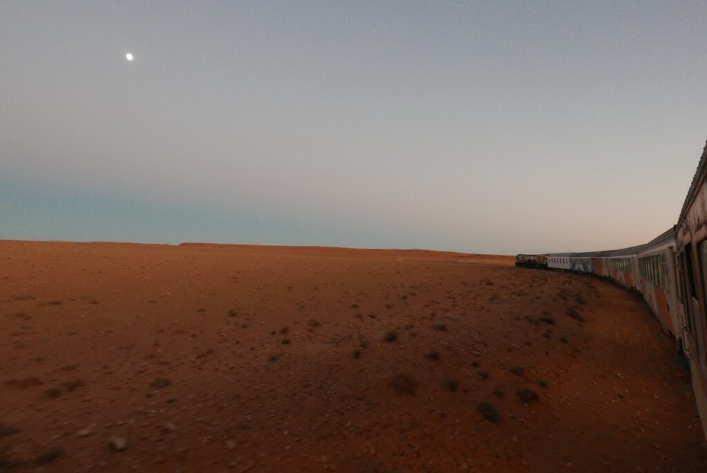 L'oriental désert express au coucher du soleil avec la lune