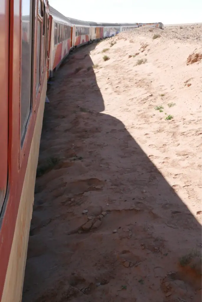 L'oriental désert express au milieu du sable marocain