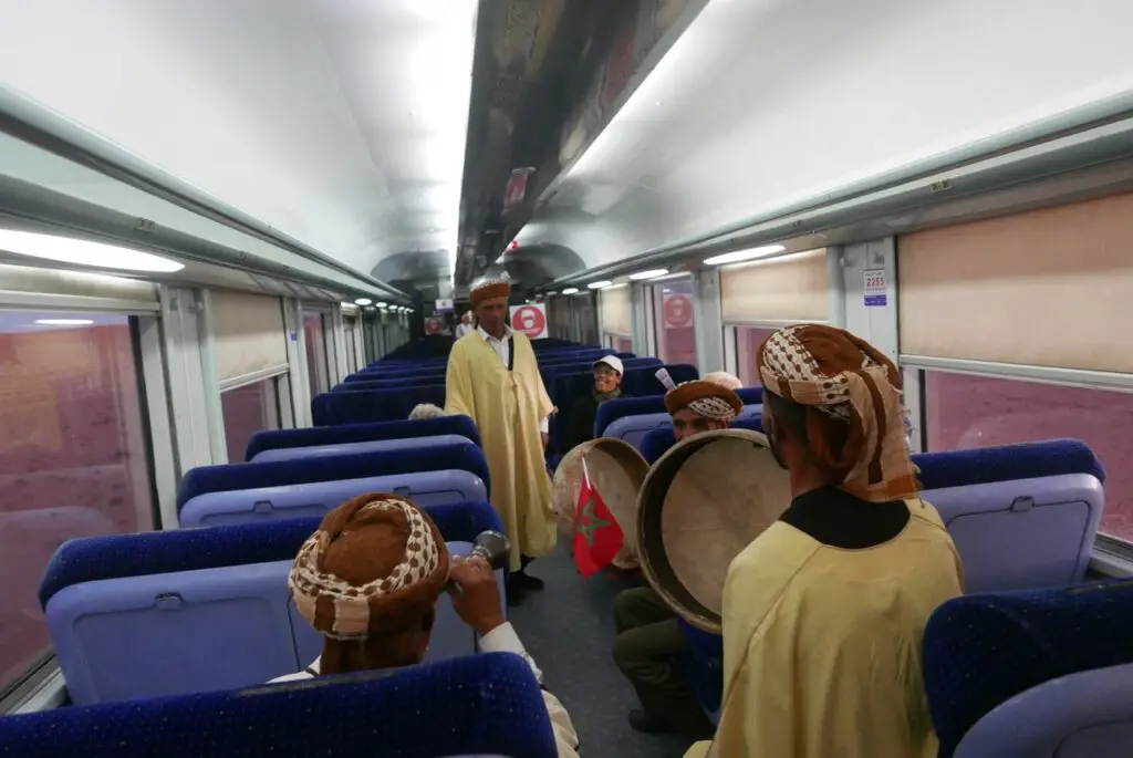 Musiciens marocains jouant dans l'oriental désert express