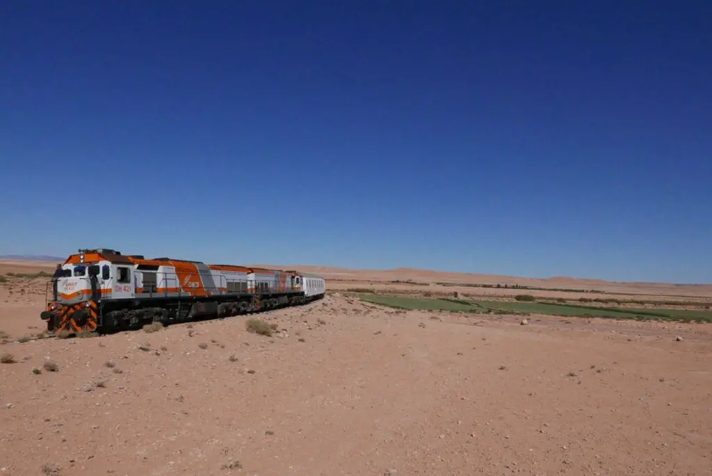 Oriental désert Express circulant au milieu du Maroc