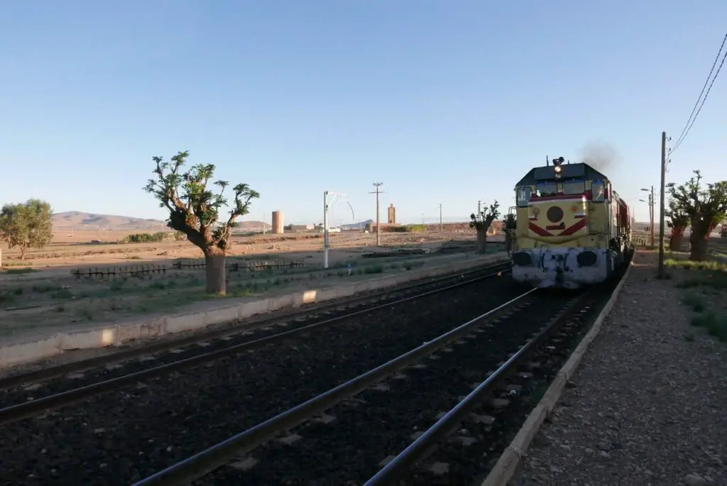 Passage d'un train à la gare de beni oukil dans la région de l'oriental marocain
