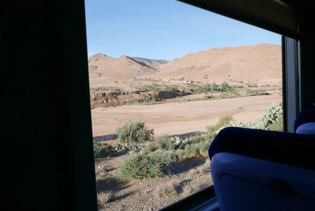 Paysage de l'oriental marocain depuis le train du désert