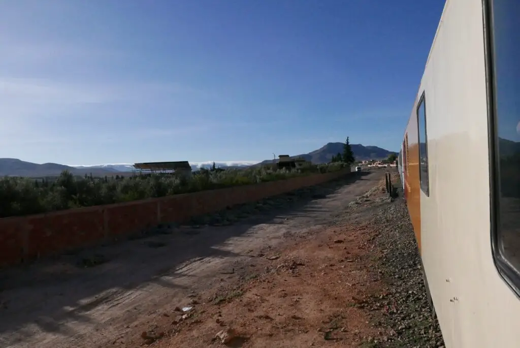 paysage marocain à l'oriental sur le trajet du train du désert