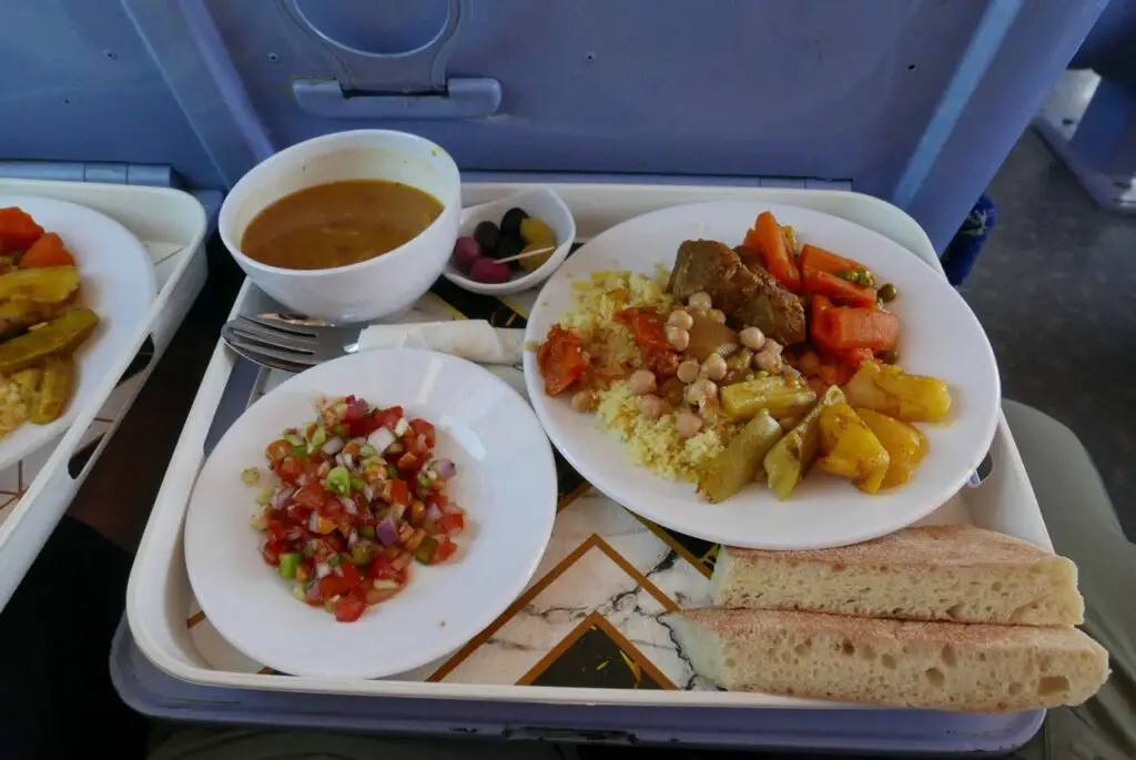 plateau repas dans le train du désert au Maroc