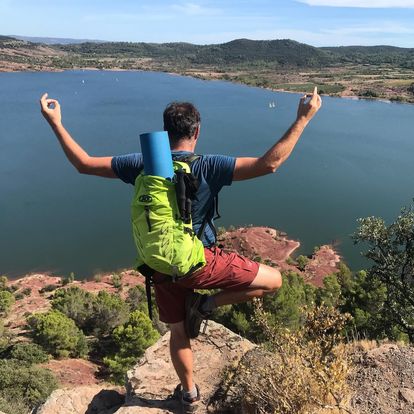 Posture de l'arbre avec le sac osprey