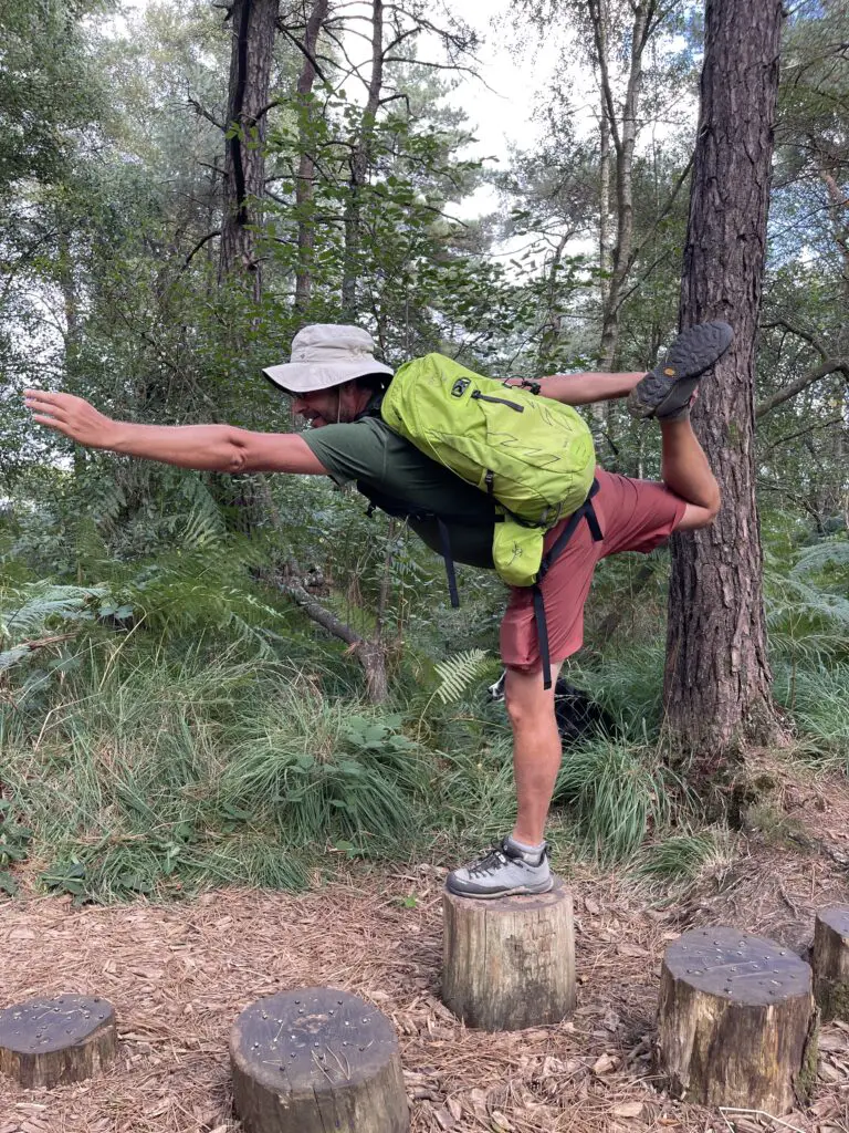 Posture de yoga avec le sac osprey Talon 22