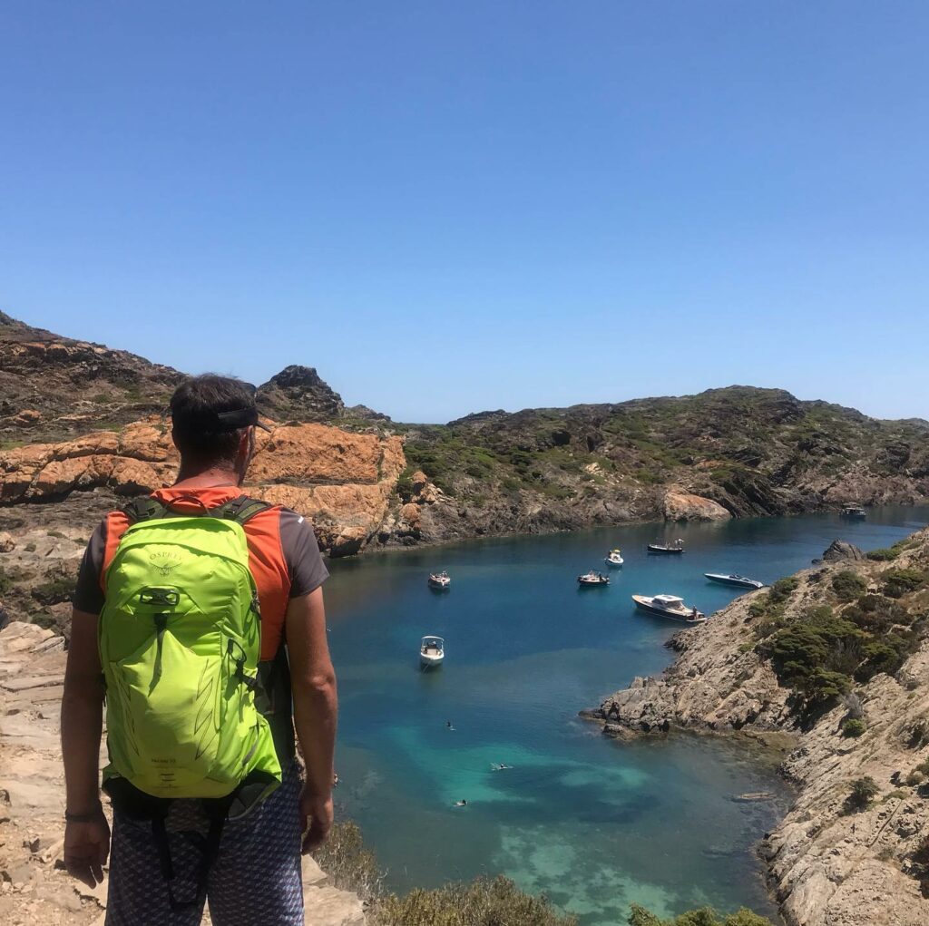 Randonnée au cap de creus en costa brava avec le sac talon 22 osprey