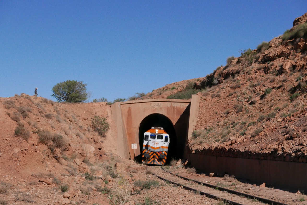 Sortie du tunnel de Tiouli pour l'oriental désert express