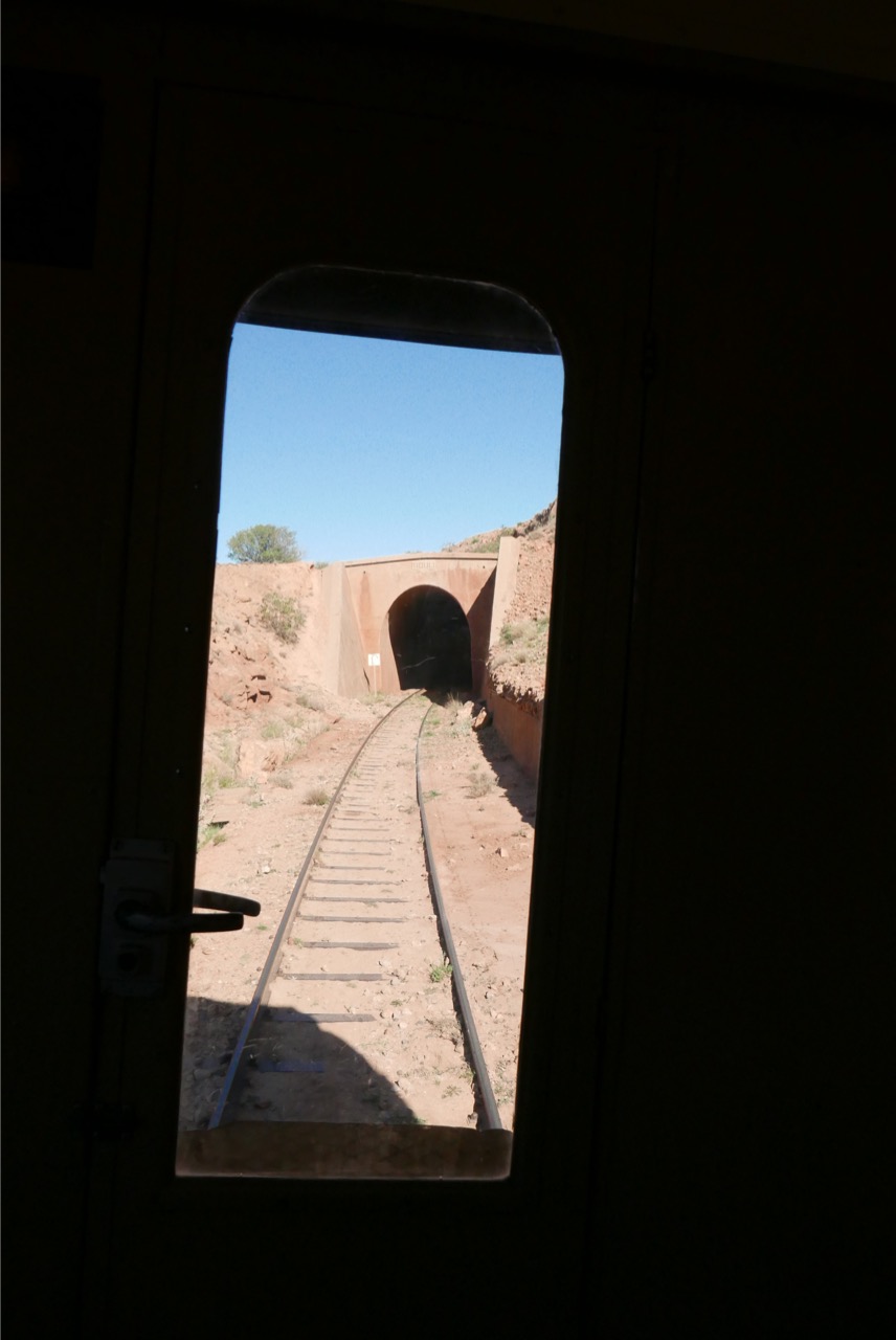Sortie du tunnel de tiouli de l'oriental désert express au maroc