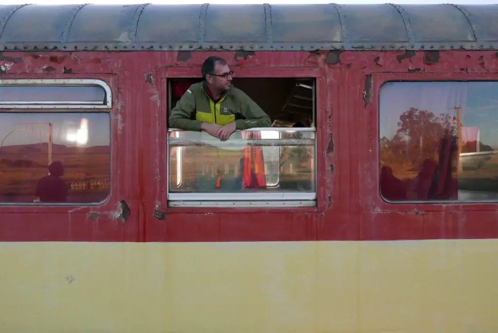 Trajet dans le train du désert au Maroc entre Oujda et Bouarfa