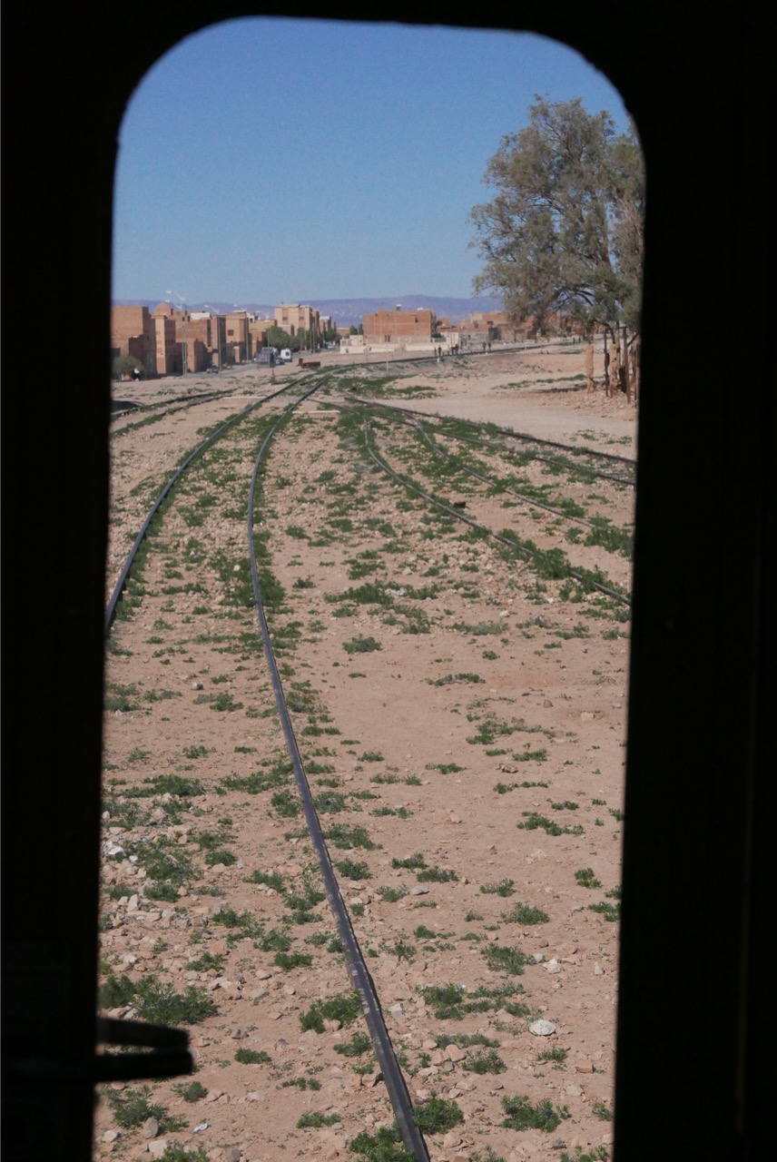vue sur le village de Tendrara depuis l'oriental désert Express