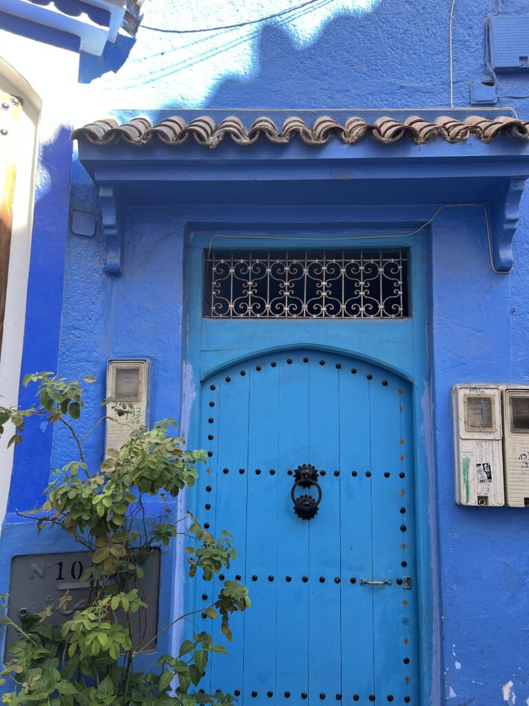 Façade d'une maison dans la ville bleue