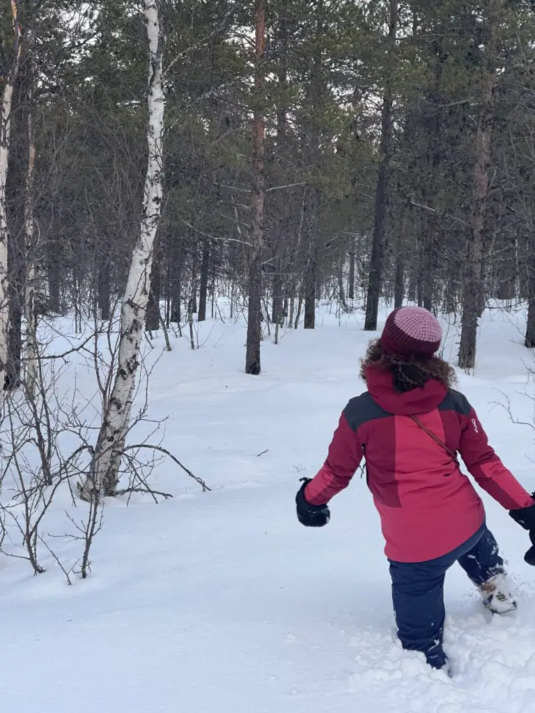 marcher dans la neige en laponie suédoise