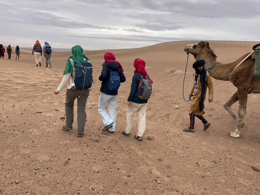 Choisir des vêtements adaptés pour marcher dans le désert