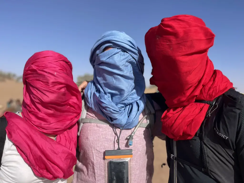 Le chèche indispensable pour un tek dans le désert