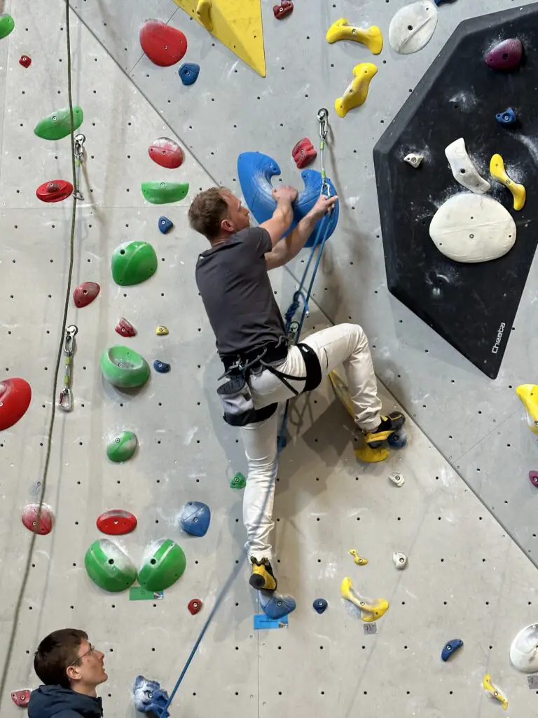 Escalade 6a indoor avec baudrier Petzl Aquila