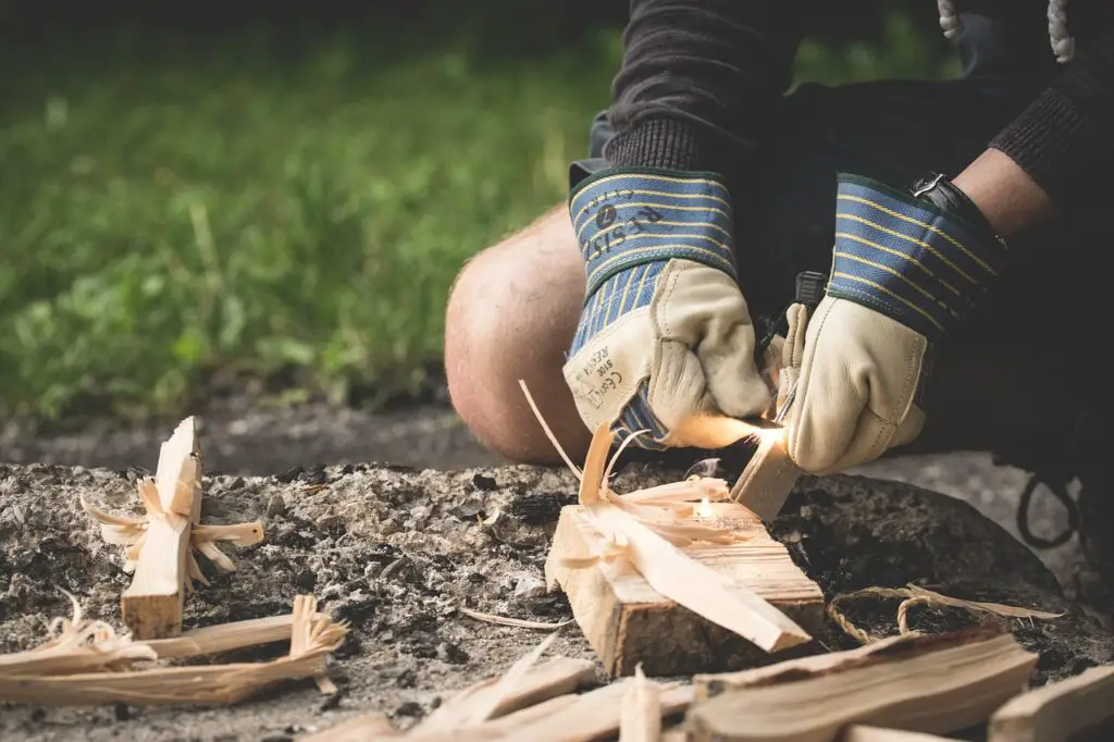 Apprendre a faire du feu avec une pierre à feu