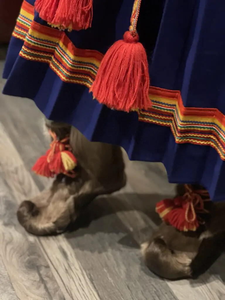 chaussure sami en peau de rennes