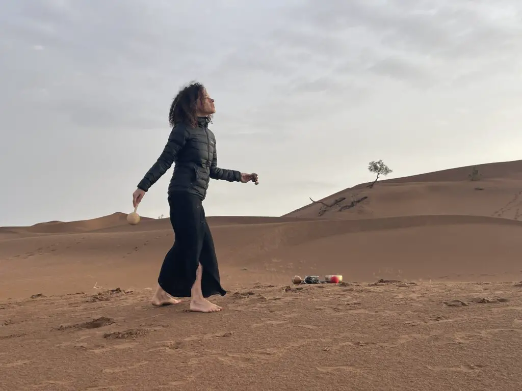danse dans le désert lors d'un voyage initiatique au maroc