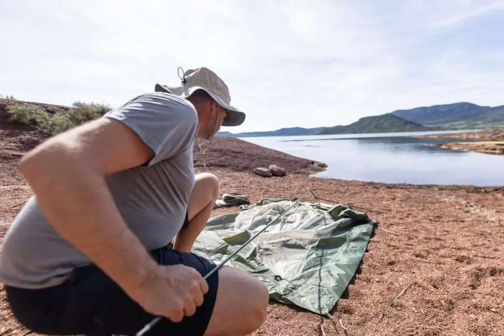 installation de la tente de camping Ferrino au salagou