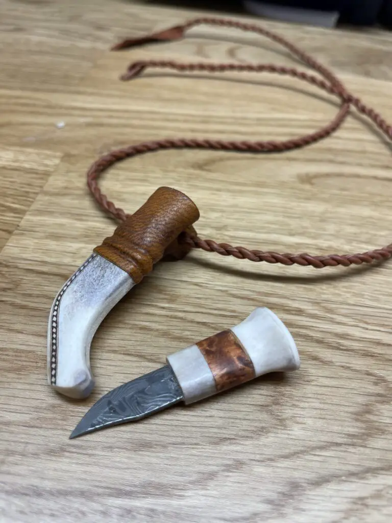 Puukko de la marque Karesuandokniven couteau de tradition Sami