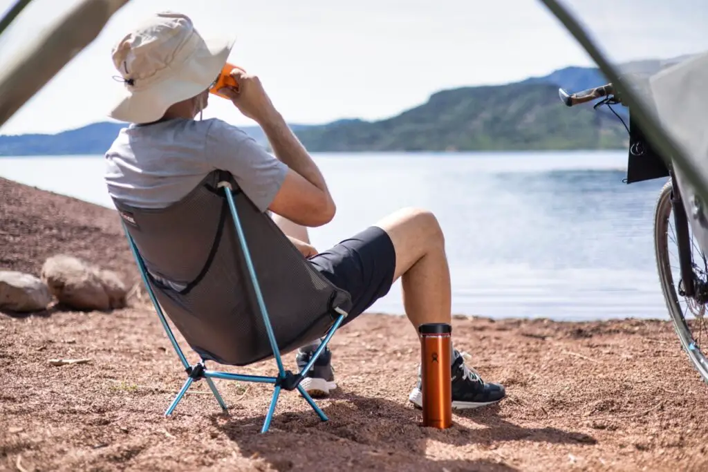 repos au bord du lac du salagou en occitanie