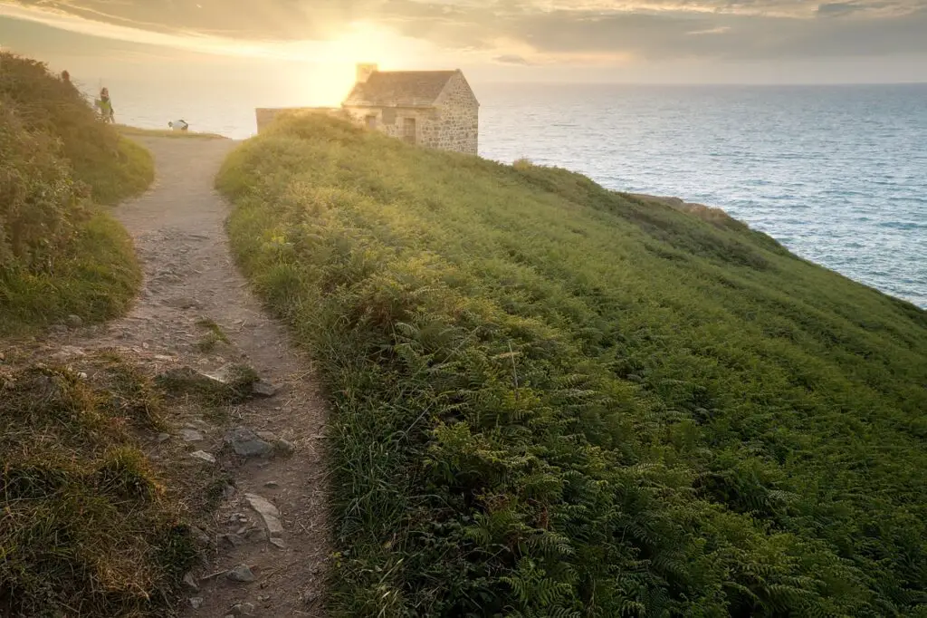 sur le sentier du GR34 en bretagne vers Pleneuf val andré