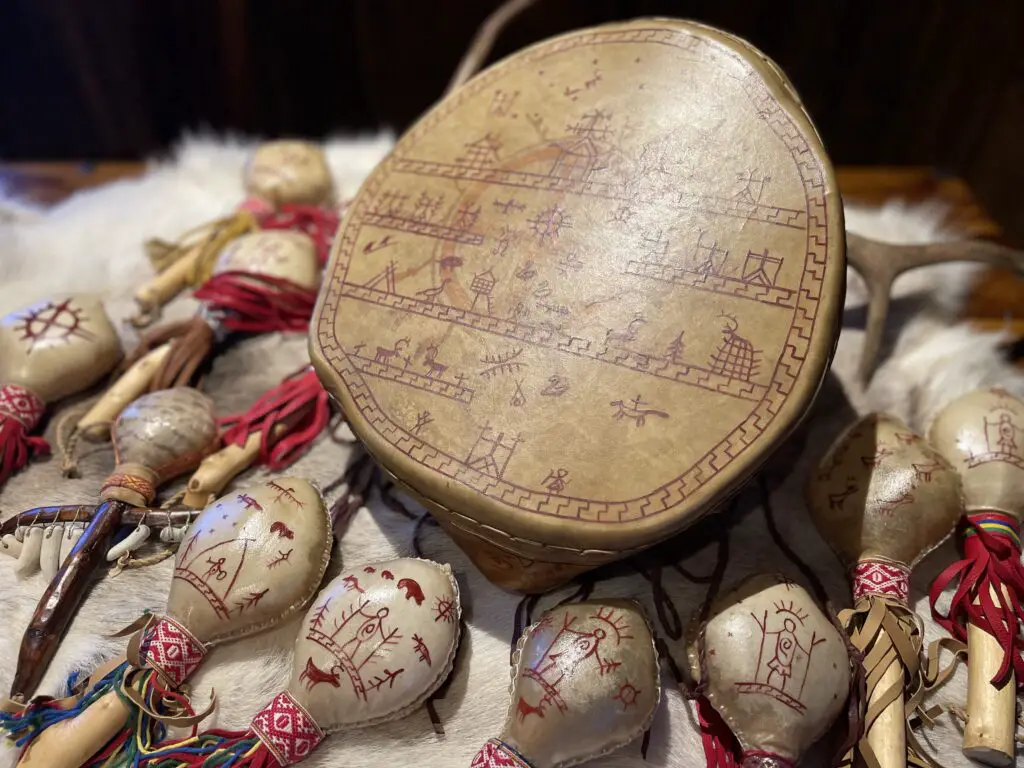 Tambour et hochet créé par Peter Fourbears Armstrand Chamane sami