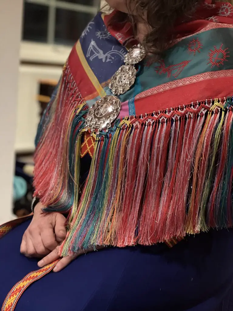 vêtement femme de tradition Sami aux couleurs de karesuando
