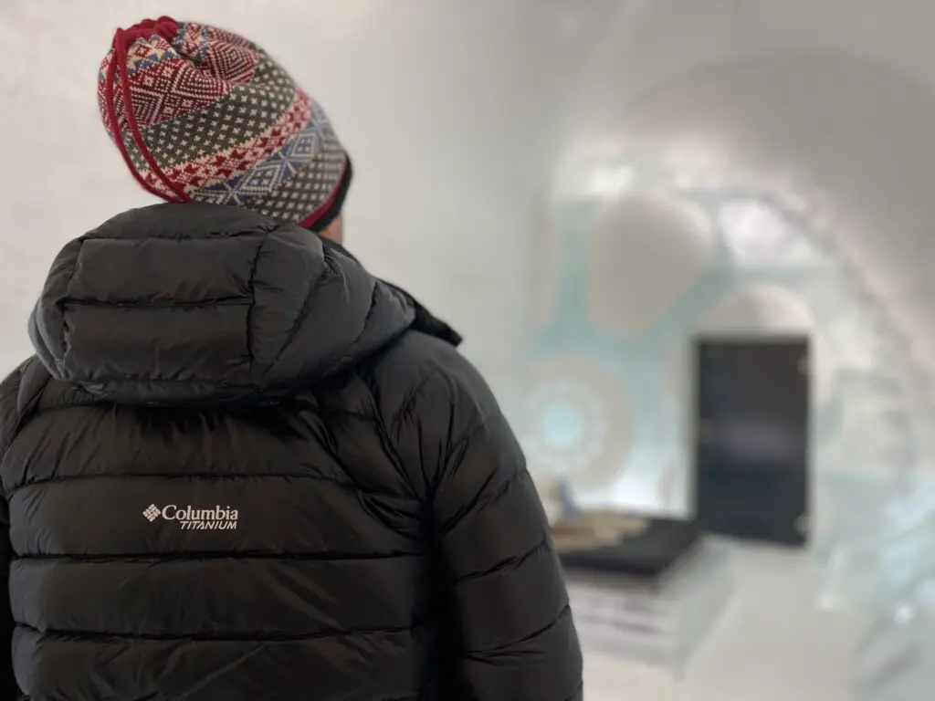 visite de ice hotel avec la doudoune columbia