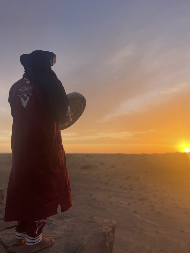 Ali KHATAR face au désert de M'hamid au Maroc