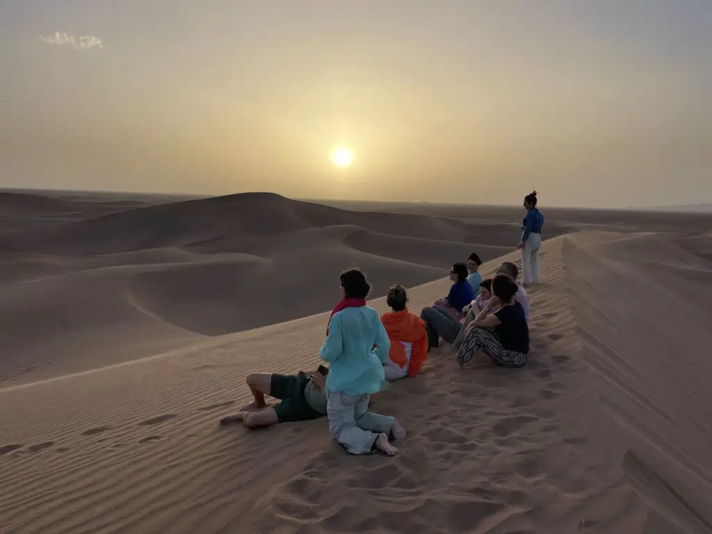 contemplation et émerveillement couché de soleil dans le désert marocain avec ali khatar