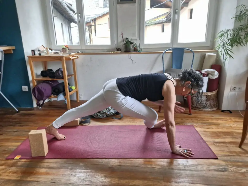 Etirement PNF posture du pigeon-phase contraction isométrique