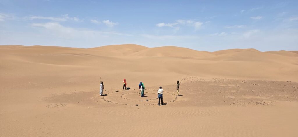 Le cycle de la vie dans le cercle du vivant au milieu du désert marocain