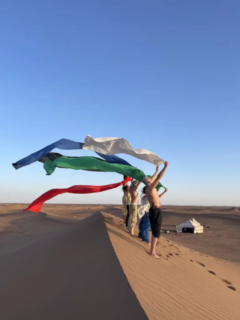 Les couleurs de la vie flottant dans le ciel du désert au Maroc