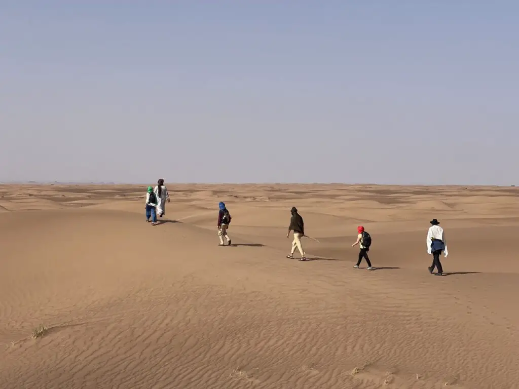marche en silence dans l'immensité du désert marocain