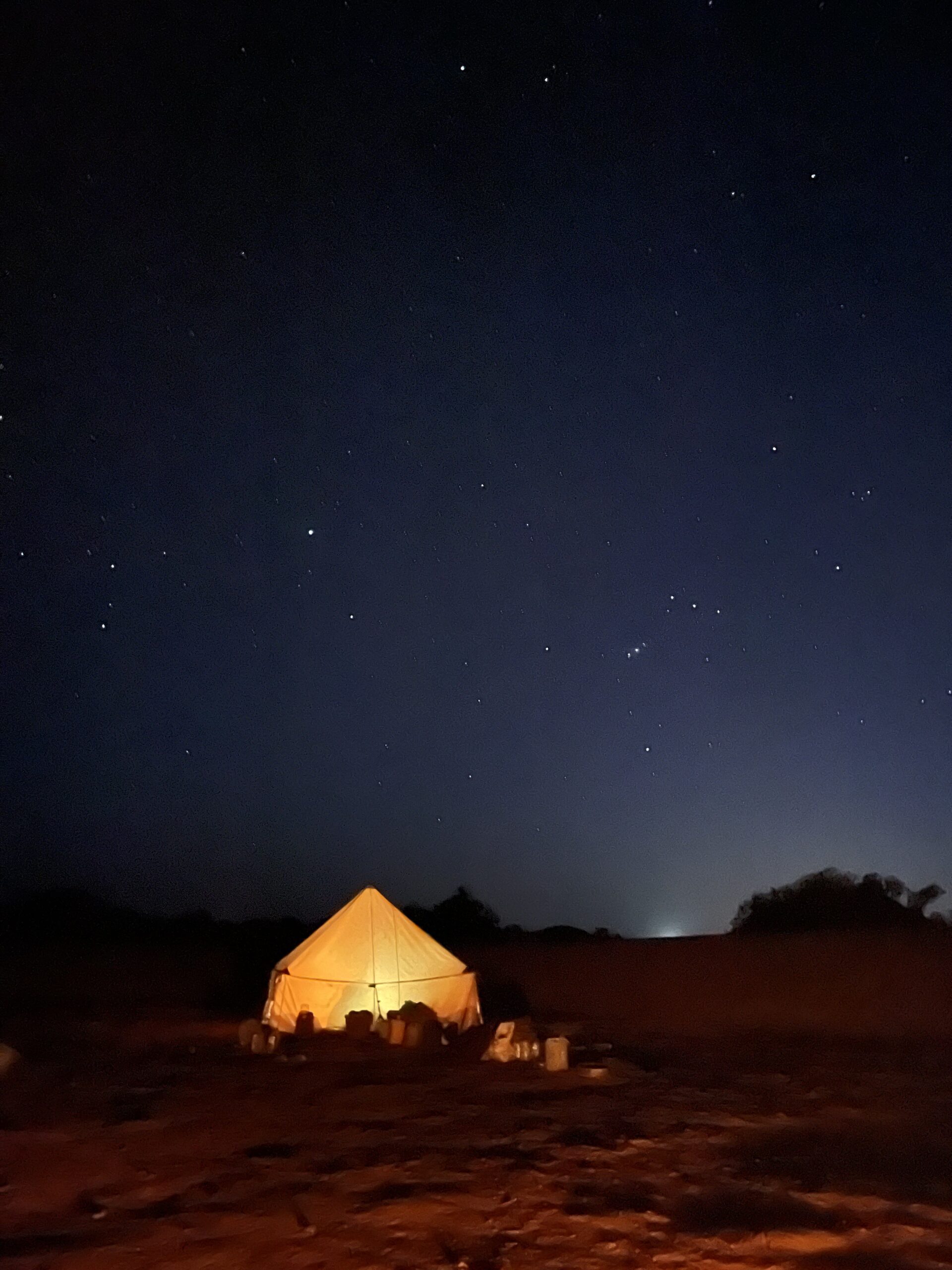 Nuit bivouac dans le désert marocain à la belle étoile